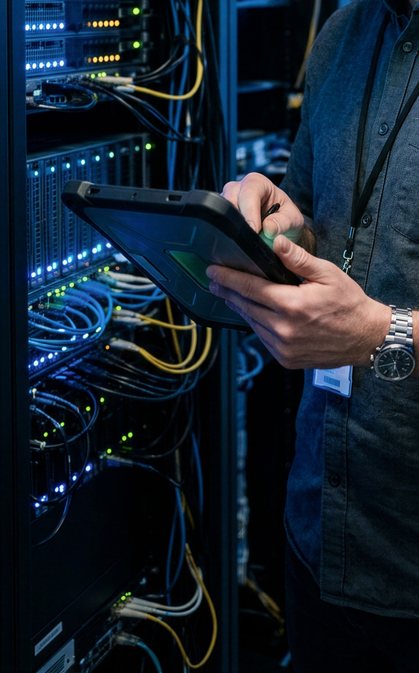 Netzwerkingenieur mit Tablet vor einem Server-Rack im Rechenzentrum